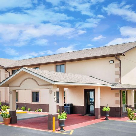 Super 8 By Wyndham Warrensburg Motel Exterior photo