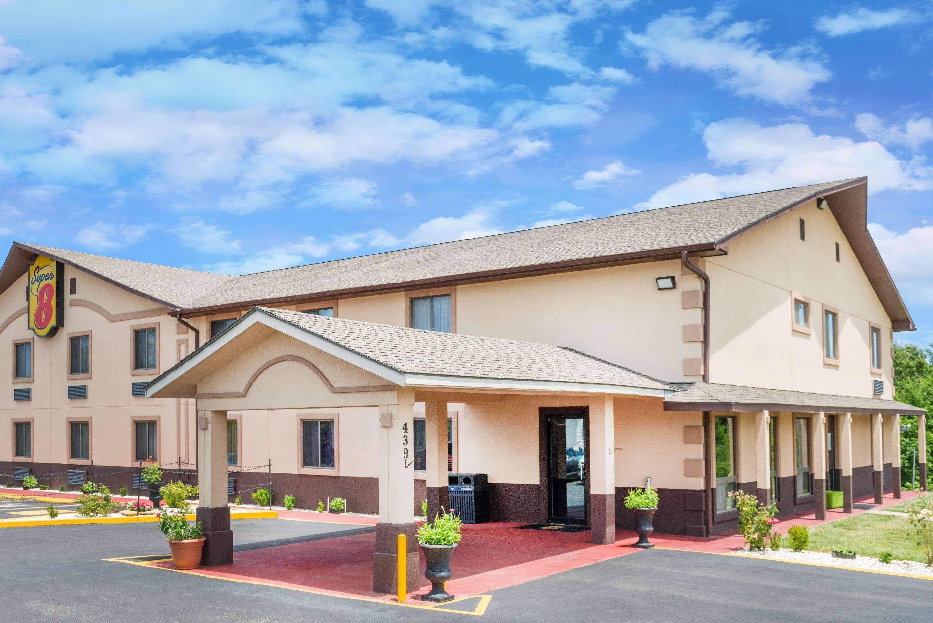 Super 8 By Wyndham Warrensburg Motel Exterior photo